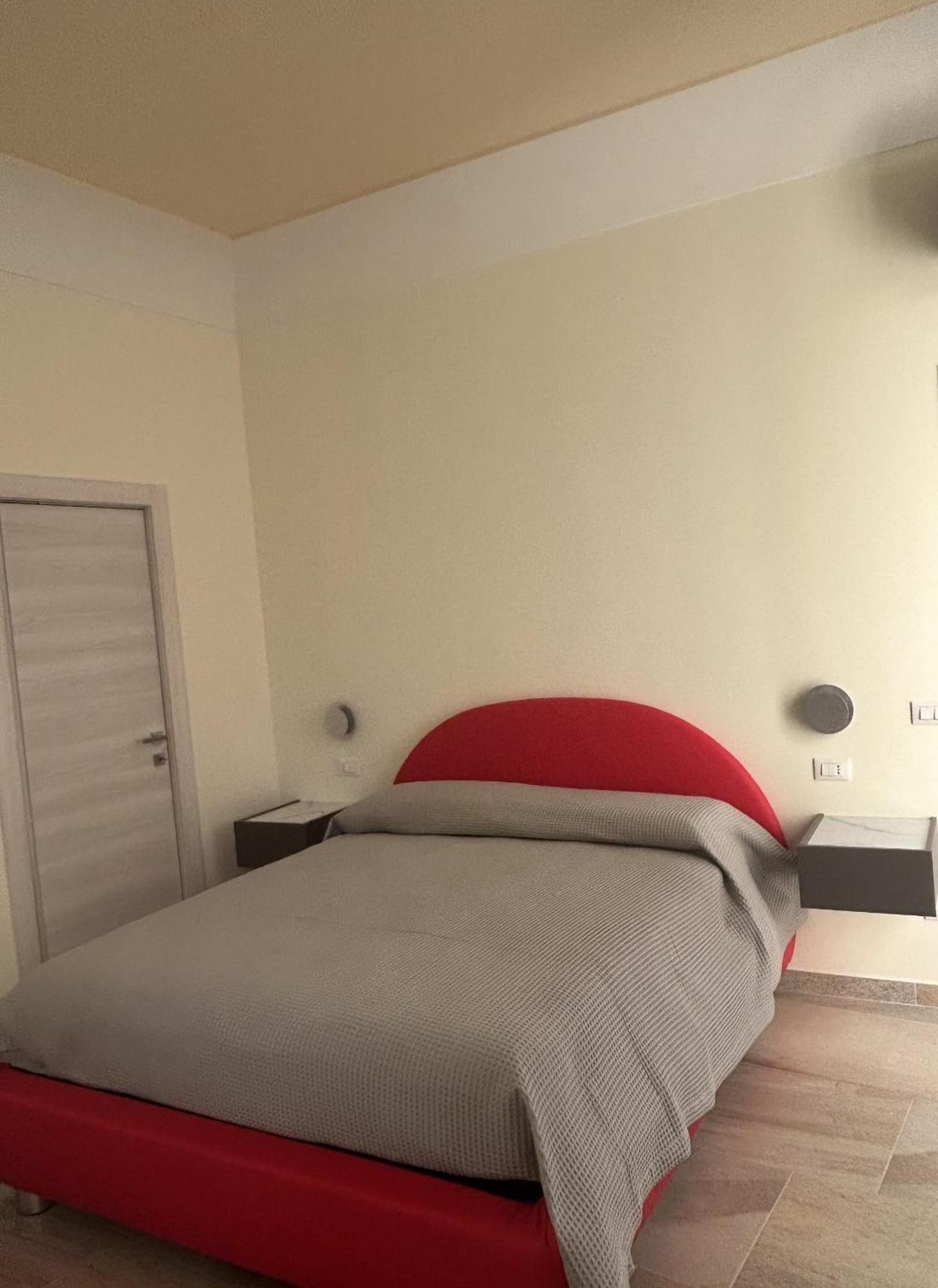 Palazzo Lanzilao'S Rooms เลชเช ภายนอก รูปภาพ