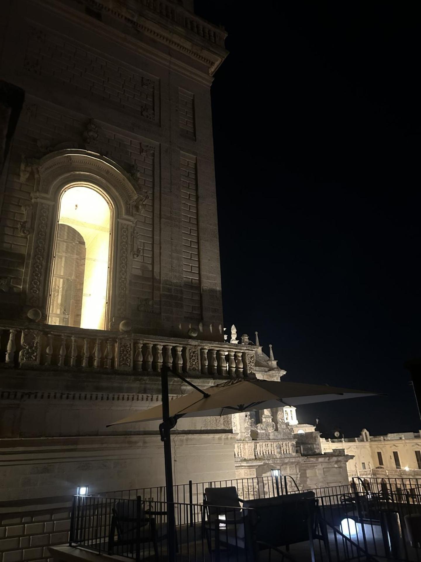 Palazzo Lanzilao'S Rooms เลชเช ภายนอก รูปภาพ