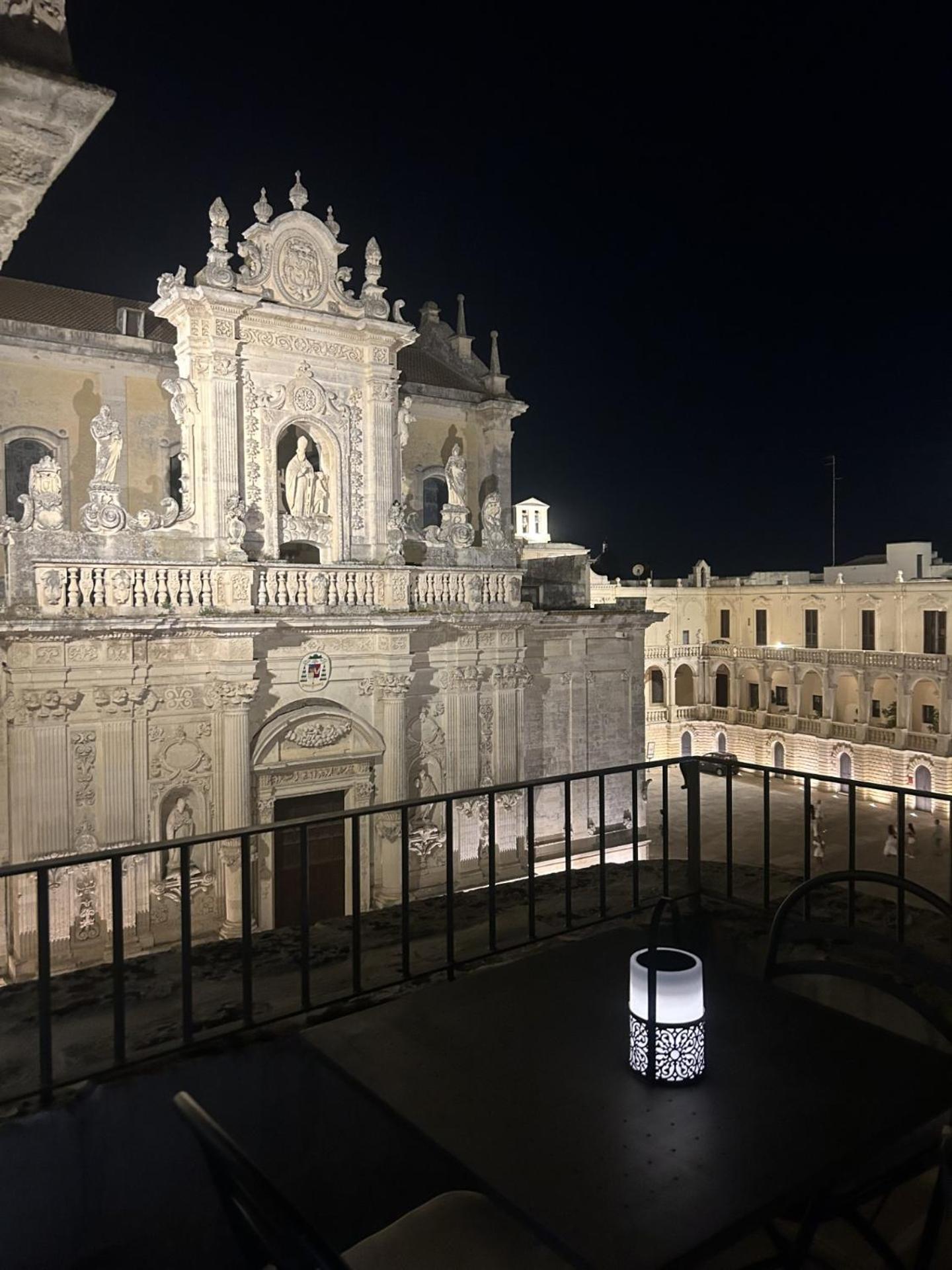 Palazzo Lanzilao'S Rooms เลชเช ภายนอก รูปภาพ