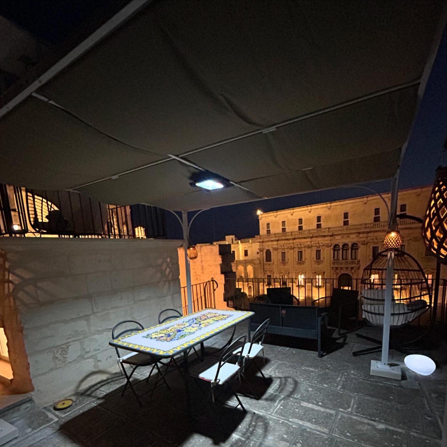 Palazzo Lanzilao'S Rooms เลชเช ภายนอก รูปภาพ